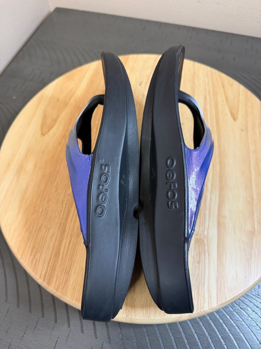 OOFOS Women’s OOlala Luxe Thong Sandals - Picture 12 of 12
